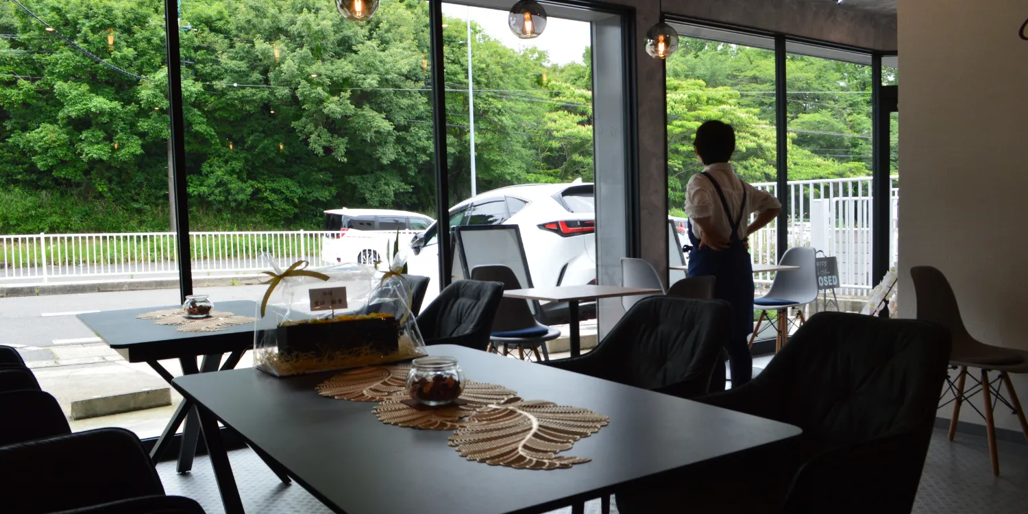 窓から緑が見えるTerra Solunaの店内